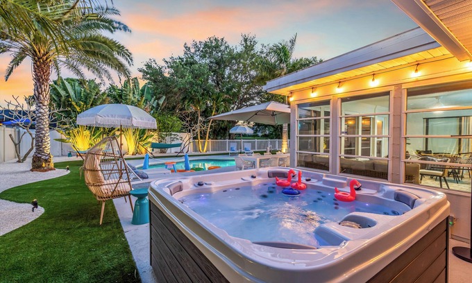 Palma Sola House | Near AMI/Sarasota-Heated Pool-Hot Tub-Putting Green-Backyard Games-Game Room