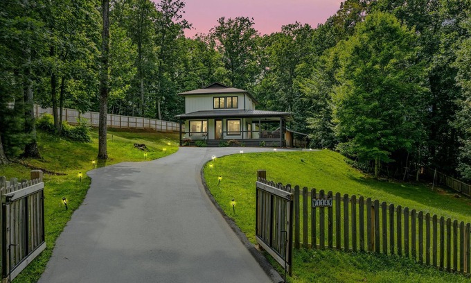 Mills River House | Near Asheville!Hot Tub~Fire Pit~BBQ! PWR+H20