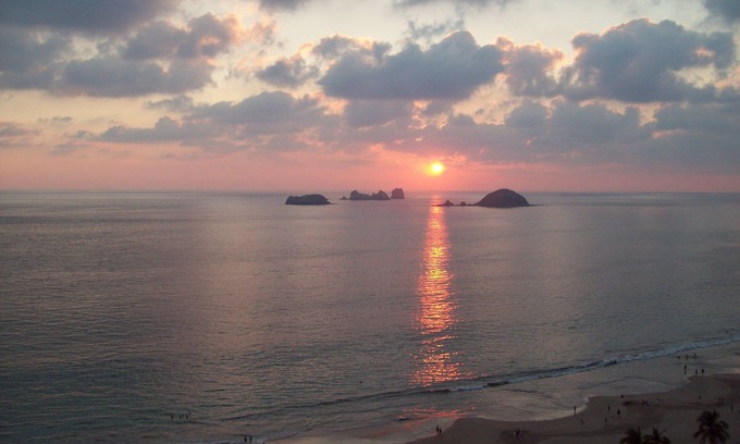 Ixtapa Resort | near beach, full amenities, friendly staff