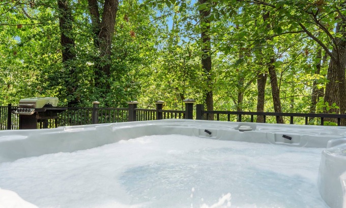 Big Cedars Cabin | Near Big Cedar! Real LogCabin! Private Hottub! Free Tickets