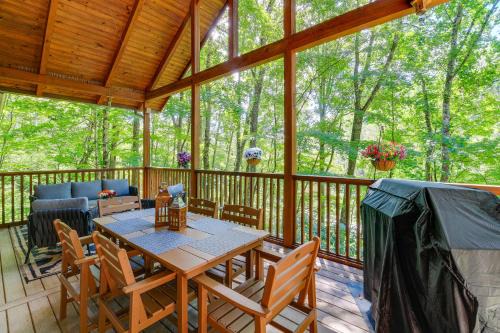 North Fork Township House | Near Boone-Custom Built Cabin 3 BR 3 BA with Hot Tub