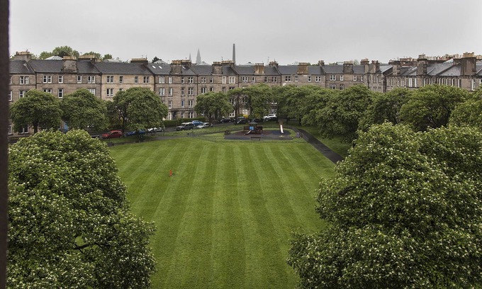 Dalry Apartment | Near city centre 2 bedroom apartment with park view