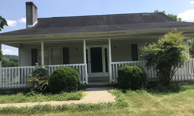 Jamestown House | Near Cumberland River, 12 miles from Wolf Creek Dam, in Creelsboro community