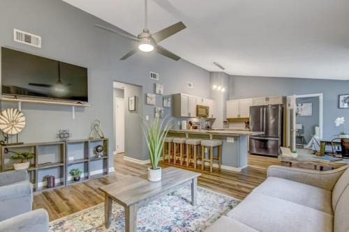 Savannah House | Near Dining & Downtown- Moon River District Digs