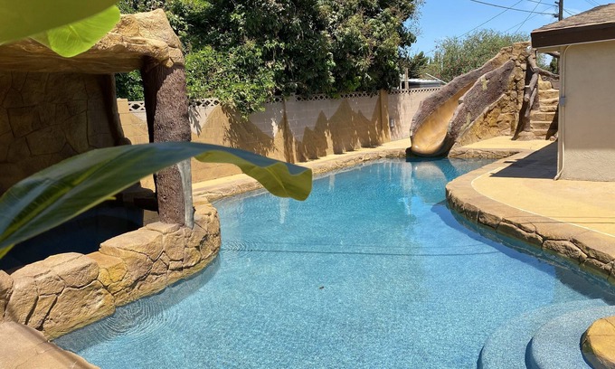 Sherwood Forest and Thistle Development House | NEAR DISNEYLAND AND CONVENTION CENTER 6 BEDROOM 3 BATHROOM