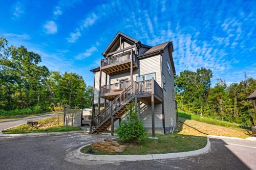 Sevierville House | Near Dollywood With Hot Tub, Game Room Home Theater