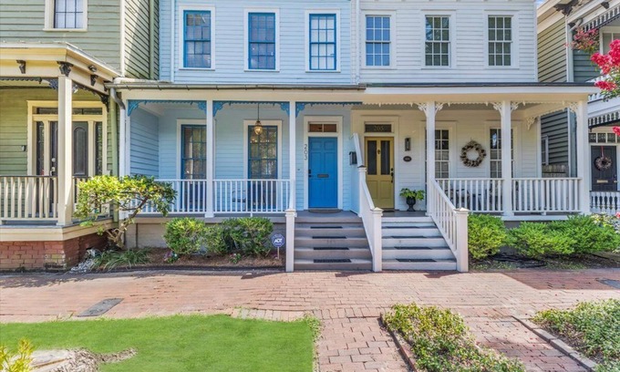 Savannah Victorian District House | Near downtown, walkable to restaurants and shops, off street parking! Minutes from parks and river street. close to the historical district