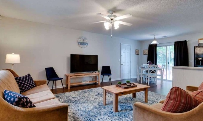 Savannah House | Near Gardens & Downtown - Stay At a Coastal-Haven!