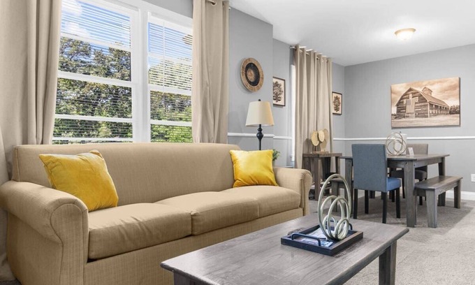 New Castle House | Near Hospital&Dining-Beds on Broadmoor- Both Units