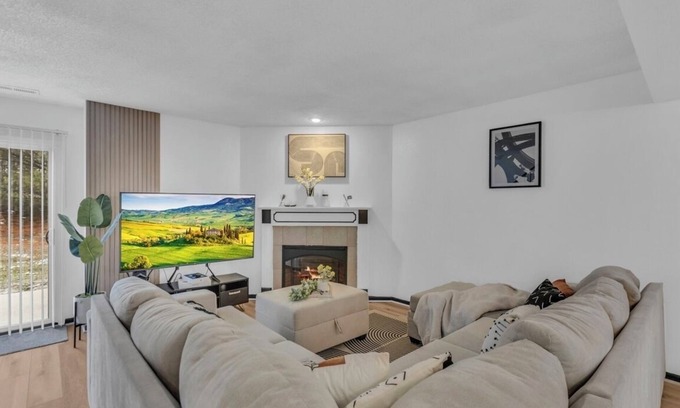 Blue Springs House | Near Lake Tapawingo Newly furnished 3 Bedroom 2.5 bath Pet Friendly Townhome