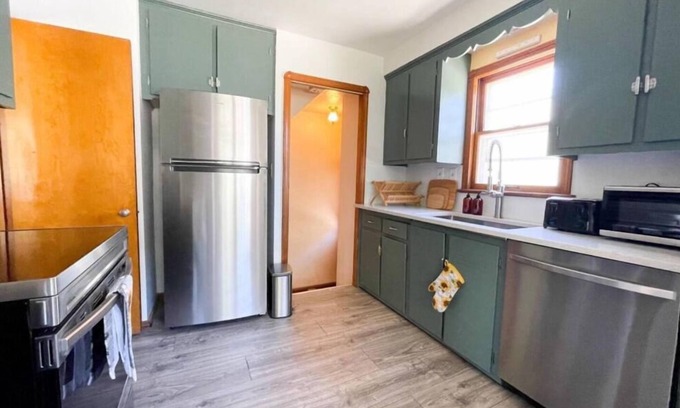 Garfield Heights House | Near National Park Home Away from Home