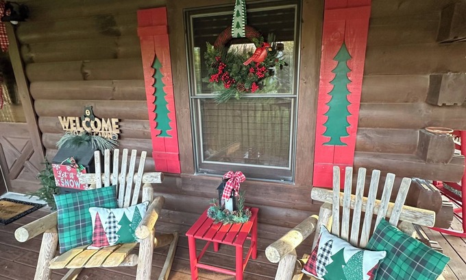 Sevierville Cabin | 🐻NEAR SEVIERVILLE CONVENTION CTR-5 Stars, Loft, Com. Pool, Hot Tub & Pool Table🐻