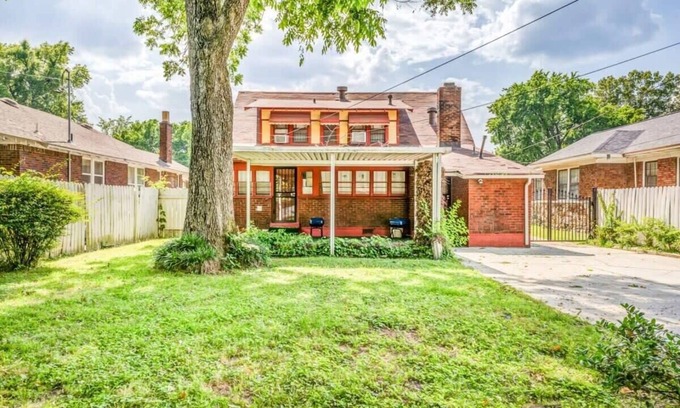 Vollintine-Evergreen House | Near Shopping & Dining- Magic in Midtown- Unit A