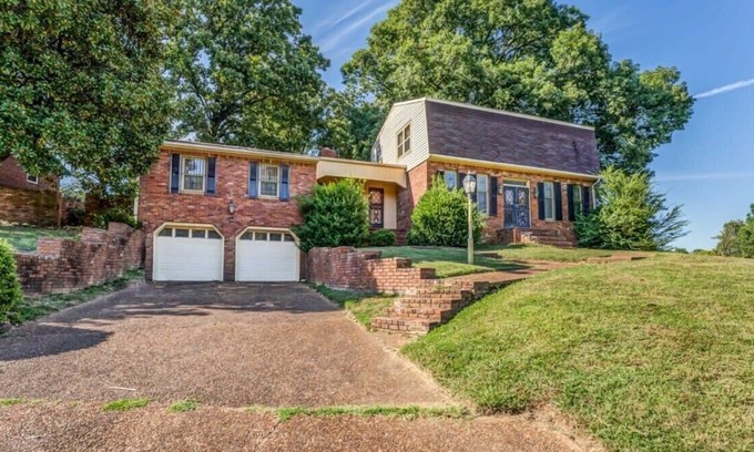 Whitehaven House | Near the Airport and Graceland! Holmesdale Hideout