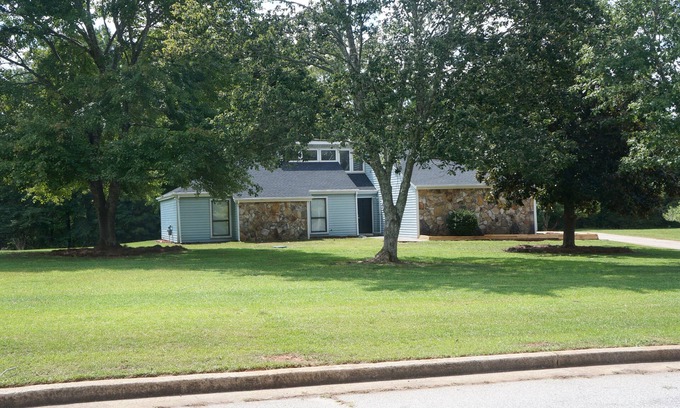 Fayetteville House | Near Trilith Studios, Piedmont Fayette Hospital, and convenient to Atlanta