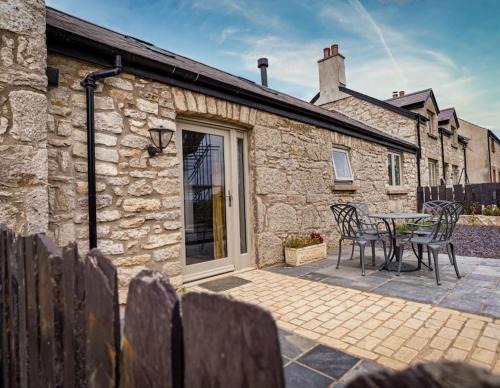 Beaumaris House | Neat Cottage, seaside cosy converted barn for 4