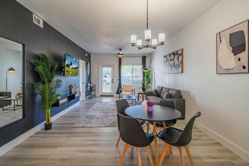 North Scottsdale Apartment | Neat King Bed Golf Pickleball Pool Hot Tub Parking