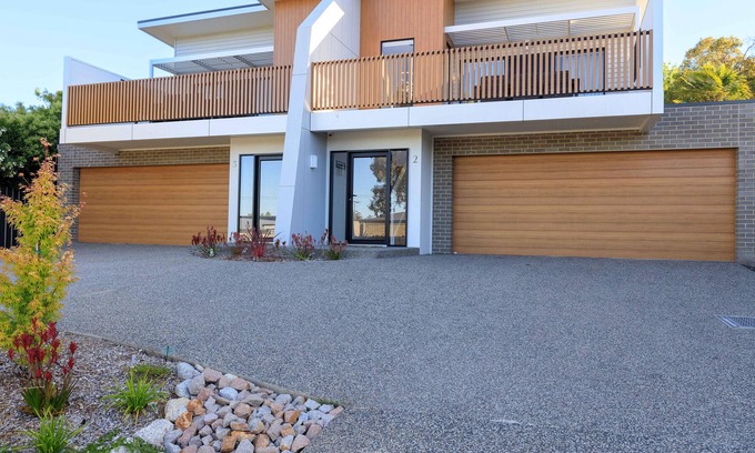 East Albury House | Neddidge Townhouse 2 - Gorgeous three bedroom, two bathroom townhouse