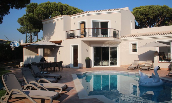 Vale do Garrao Villa | Need some Autumn sunshine? Enquire now! Perfect for multi-generation holidays