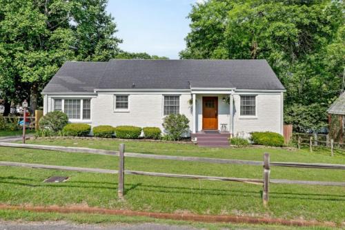 Inglewood House | Neighborhood Retreat - Large Yard Family Fire Pit