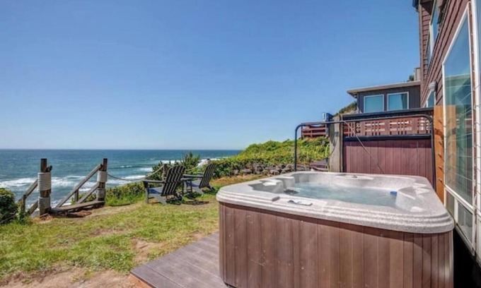 Nelscott Apartment | Nelscott Manor Seal Suite - Oceanfront Hot Tub on the Magical Oregon Coast