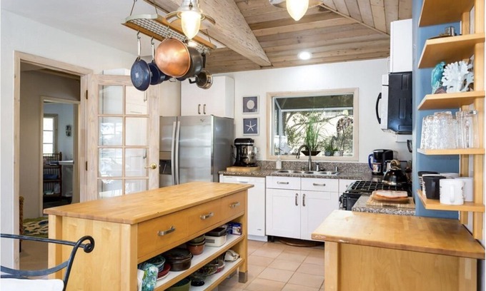 Leucadia Cottage | Neptune 2 Bedroom Cottage - Steps to Beach, Dining, Pubs. and shops