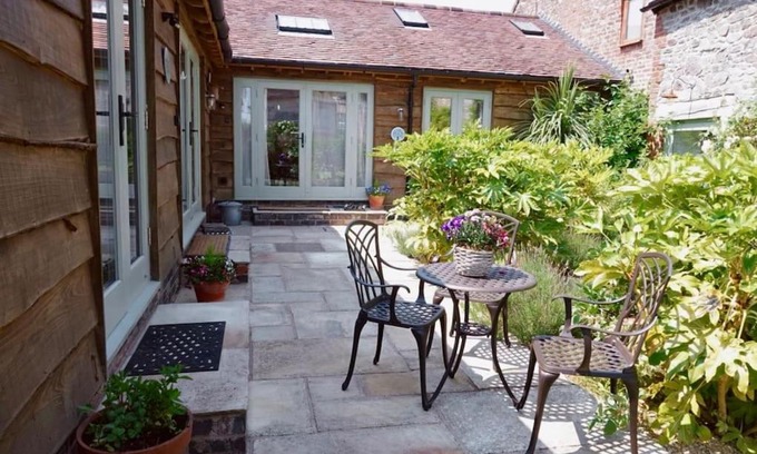 Picklescott House | Nest Holiday Hideaway Dove Cottage-Beautiful Location in the Long Mynd Area of Outstanding Natural Beauty-WHIRLPOOL JACUZZI BATHS!