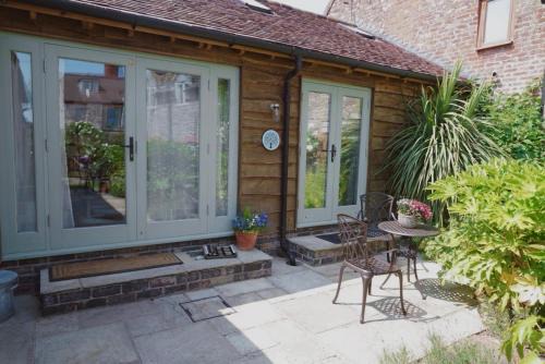 Picklescott House | Nest Holiday Hideaway Wren Cottage-Beautiful Location in the Long Mynd Area of Outstanding Natural Beauty- WHIRLPOOL JACUZZI BATH!