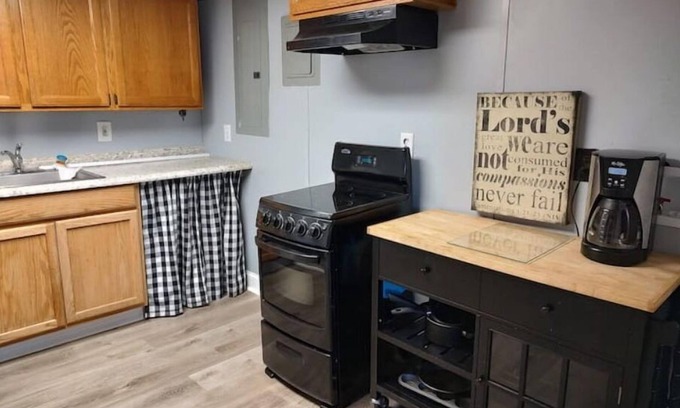 Greenbrier Apartment | Nest Near Nashville-70's Boho-Private Apt.