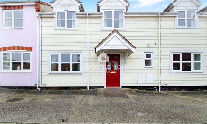 Frinton-on-Sea House | Nestled in the heart of Frinton on Sea is this terraced mews cottage offering open plan living