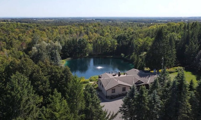 Tyrone House | Nestled in the heart of Clarington with its own fresh-water swimming pond!