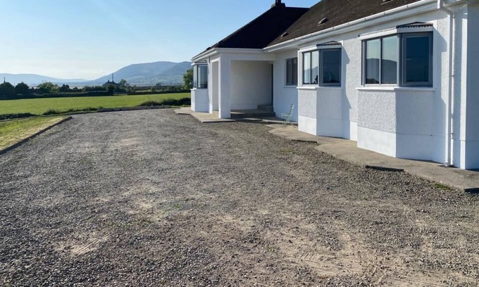 Kilkeel House | Nestled in the magnificent Mournes. 5 minutes to the beach. Countryside peace.
