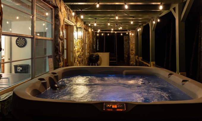 Cherry Log Cabin | Neverland Escape | Riverfront, Hot Tub & Games