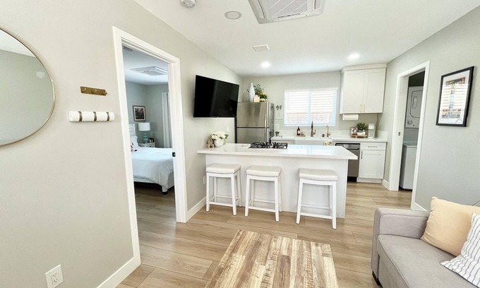 South Redlands Apartment | NEW 1-bdrm with kitchen /living room in Guesthouse with Wifi, AC & soft water