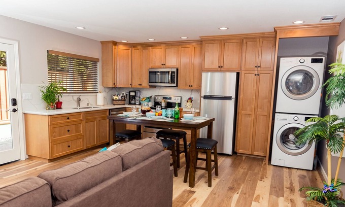 South San Jose House | NEW 1 BEDROOM PRIVATE EXECUTIVE APARTMENT / DUPLEX NEAR LIGHT RAIL, RESTAURANTS