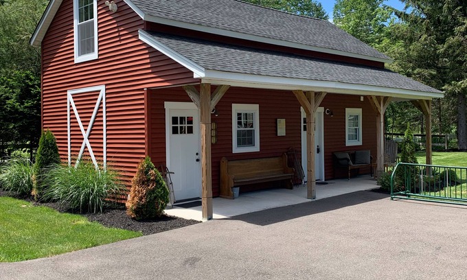 Hunter House | New 1 Br Barn Apartment near Schoharie Creek in Hunter Village