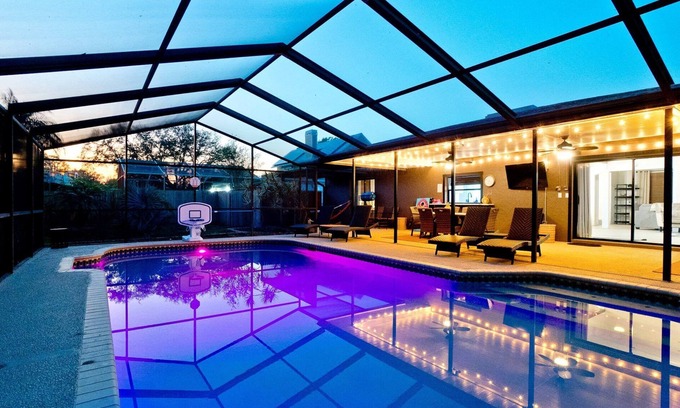 Palma Sola House | 🏝️NEW! 10% off per week, Beach 6 miles, Free Pool Heat, Remodel, 4BR 2500sf