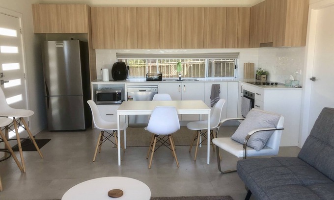 Warrawong House | New 2 bedroom granny flat with garden