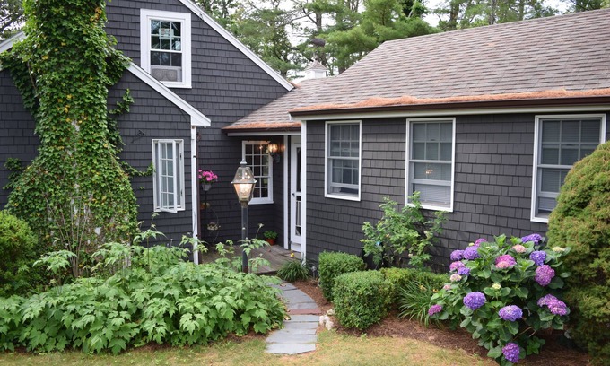East Harwich Cabin | NEW 2025! Family friendly cabin in Harwich, water peek & walk to private beach