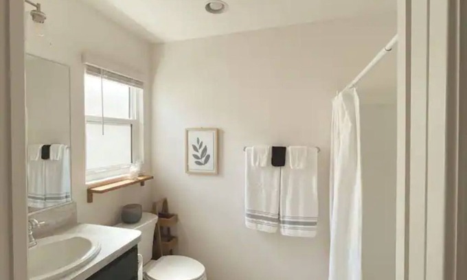 Wildwood House | New 2bd/2bath villa. 1 block to PB court & pool