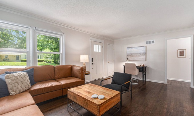Prairie Village House | NEW 3 bed 2 bath - Dog friendly