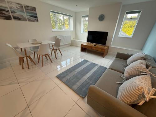 Chepstow Apartment | New 3 Bedroom Flat Close to Station