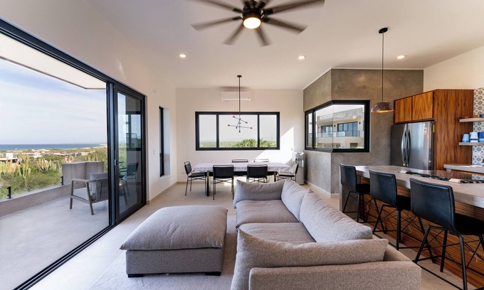 La Ventana House | New 3-bedroom Home - Pool & jacuzzi - 10 minute walk to South beach