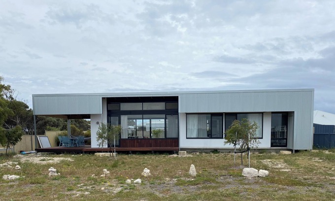 Lancelin House | New 3-bedroom house with 270 degree bush/dune views, WiFi and AC in Lancelin