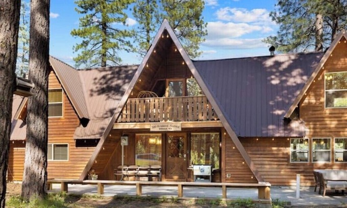 Cle Elum House | NEW "3 Peaks" Triple A Frame, Game room, Hot tub