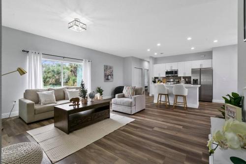 Englewood East House | New 4/2 House Near Beach w/King Bed, Backyard