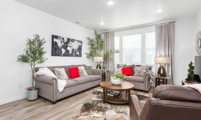 Eagle House | New 4-bdrm 2 1/2 bath townhome in Eagle with King Beds Pool WiFi 2 car Garage