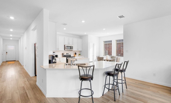 Fate House | New 4-bed, 2 bath, serene, stylish, amenity-rich haven for comfort and luxury.