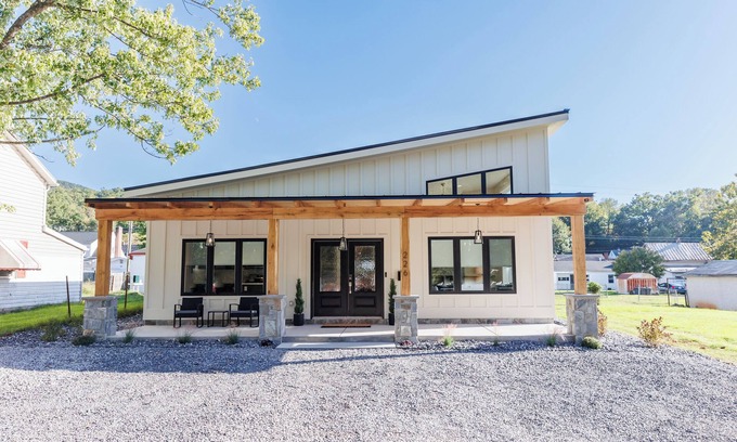 Buena Vista House | New 4-bedroom house in Buena Vista with WiFi and AC near SVU