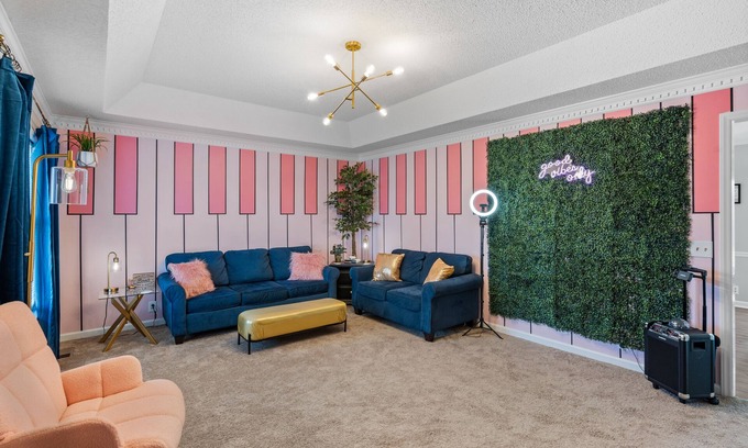 Murfreesboro House | NEW, 4 TVs, big backyard! Near MTSU The Pink Key Cottage